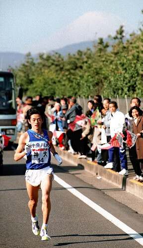 神奈川大から箱根駅伝に出場した辻原幸生さん。富士山を背に８区を走る（１９９８年の第７４回箱根駅伝で）