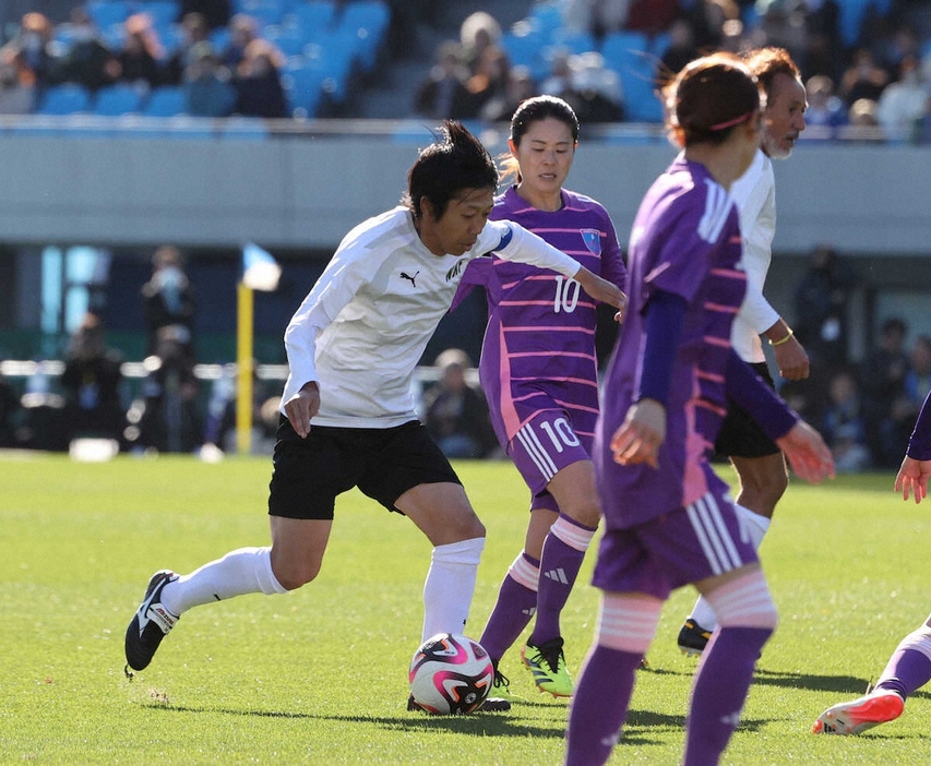 ドリブルする中村氏（左）と澤氏（同2人目）＝撮影・小海途　良幹