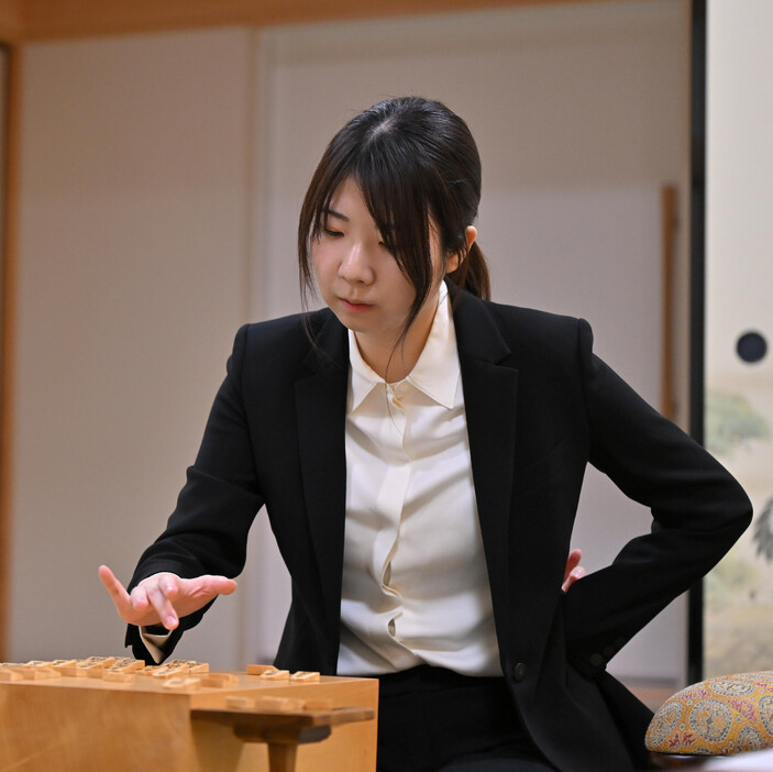 将棋の西山朋佳女流三冠（２９）＝白玲・女王・女流王将＝の棋士編入試験５番勝負の第４局が１７日、大阪府高槻市で指され、西山女流三冠が宮嶋健太四段（２５）に勝ち、２勝２敗とした。