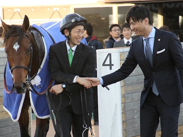 16年の有馬記念を制して握手をかわす池江泰寿師(写真右、ユーザー提供：オスカークラッシュさん)