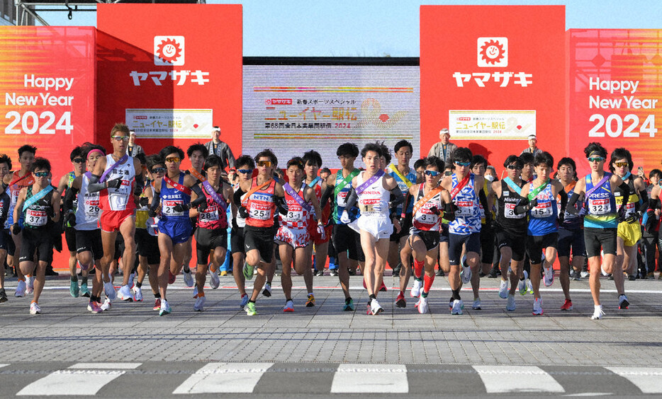 前回大会の1区で一斉にスタートする選手たち＝前橋市で2024年1月1日、宮間俊樹撮影