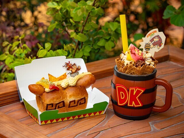 右が「DK クラッシュサンデー ～トロピカルバナナ・フレーバー～ マグカップ付き」（価格非公表）、左は「DK ワイルドドッグ ～アボカド＆チーズソース～」（画像提供：ユニバーサル・スタジオ・ジャパン）