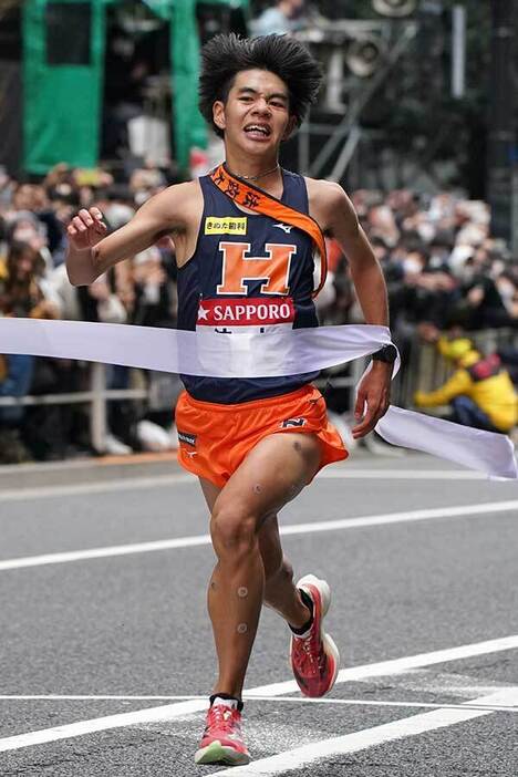 前回の箱根駅伝で法大は総合6位、坪田監督は3年連続シード権獲得に導いた【写真：産経新聞社】