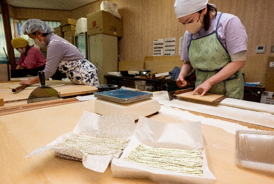 年越しそば作りに精を出す従業員ら＝30日、階上町わっせ交流センター