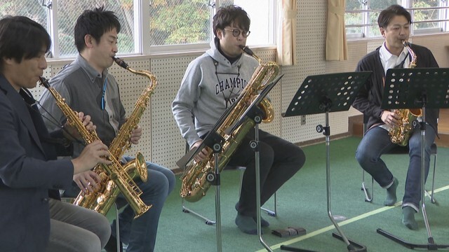 サックス奏者の4人組「クワチュール・ベー」が小学校訪問