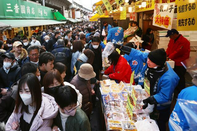 正月向けの買い出しでにぎわうアメ横商店街=2024年12月30日午後1時56分、東京都台東区、杜宇萱撮影