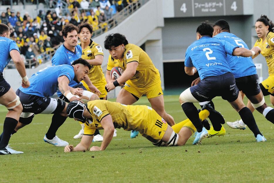 前半、突進する東京ＳＧのプロップ細木