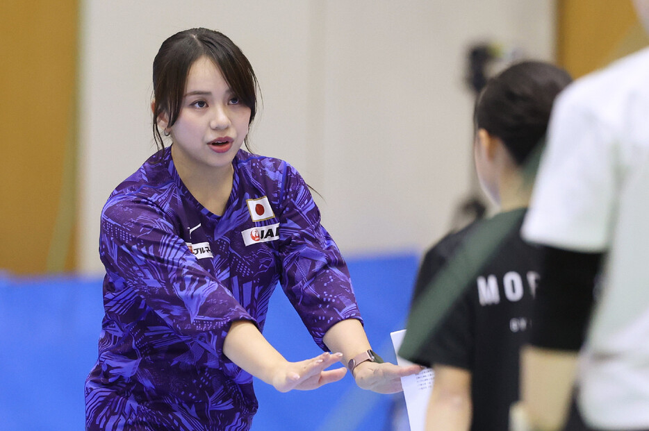 体操女子の強化指定選手が１７日、東京・味の素ナショナルトレーニングセンターで報道陣に合宿を公開した。写真は指導する村上茉愛強化本部長。「五輪で団体メダルを取るため、走り続けていきたい」と抱負を話した。