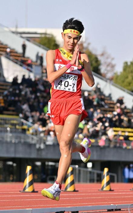 手を合わせ、2位でフィニッシュする大牟田のアンカー村上遵世（撮影・軸丸雅訓）