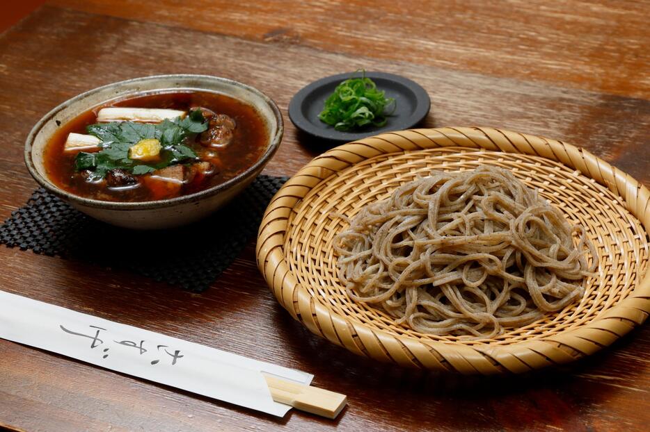 香ばしい鴨肉とネギが入った網焼き鴨せいろそば（2000円）