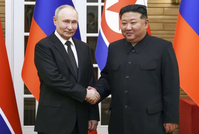 会談前に握手するロシアのプーチン大統領（左）と北朝鮮の金正恩朝鮮労働党総書記＝２０２４年６月、平壌（ＡＰ＝共同）