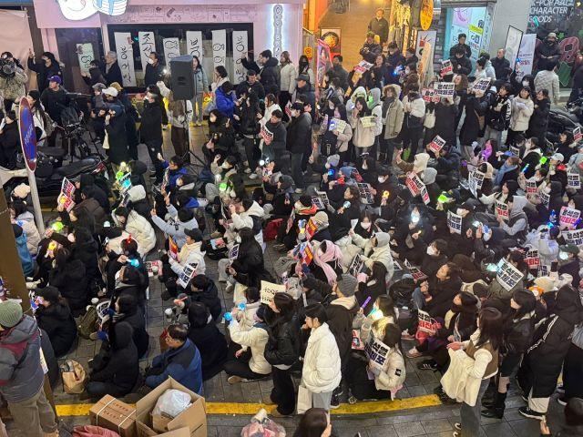 12月8日午後、釜山・鎮区西面で開かれた「尹錫悦即時退陣釜山市民大会」。参加者たちが応援棒などさまざまなグッズを活用し、尹錫悦大統領の即時退陣を要求している（釜山日報提供）