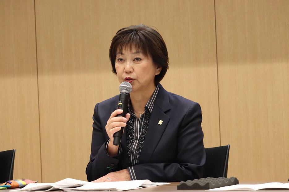 記者会見に出席したJLPGAの小林浩美会長