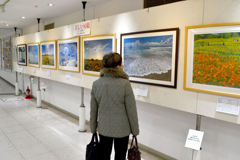 力作24点が並ぶ「美しい房総を写す会」の写真展＝11日、千葉市中央区のそごう千葉店