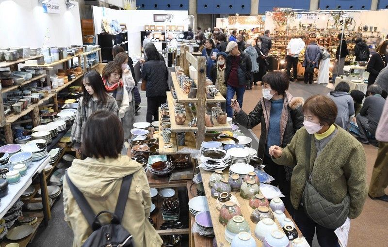 全国各地の陶磁器や工芸品が並んだ器フェア