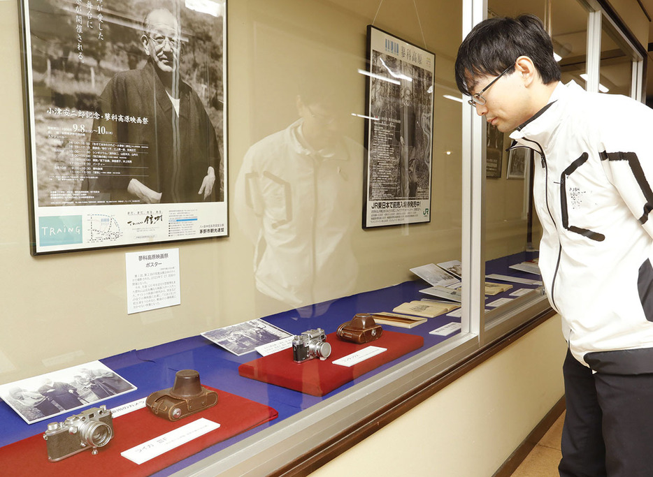 小津が蓼科で愛用していたカメラなどが展示された企画展＝殿町の市立歴史民俗資料館で