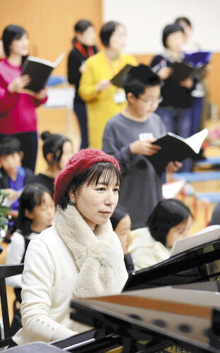 合唱の練習でピアノを弾く竿下さん（１日、京都府京田辺市で）＝川崎公太撮影