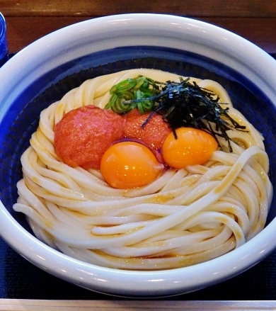 混ぜる前の明太釜玉うどん