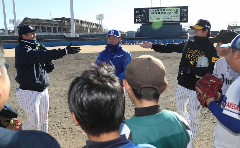 「静岡県人会」の野球教室に参加した（左から）ヤクルト・小沢、中日・村松、阪神・高橋（撮影・長嶋　久樹）