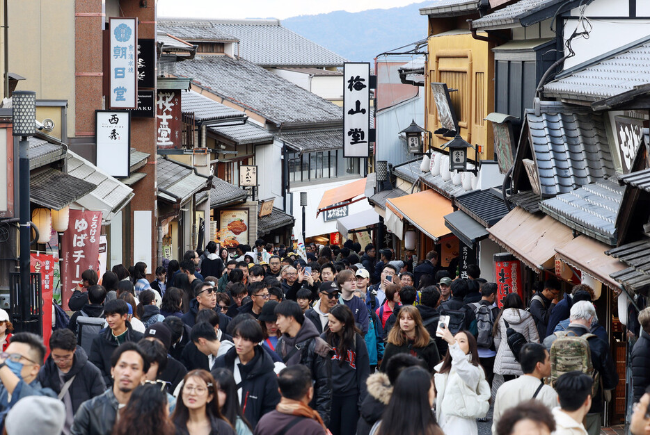 観光客でにぎわう清水寺への参道「清水坂」＝１１月２９日、京都市東山区