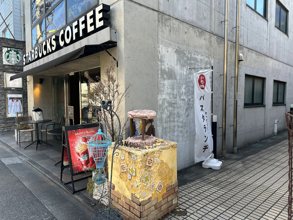 スタバが目印です