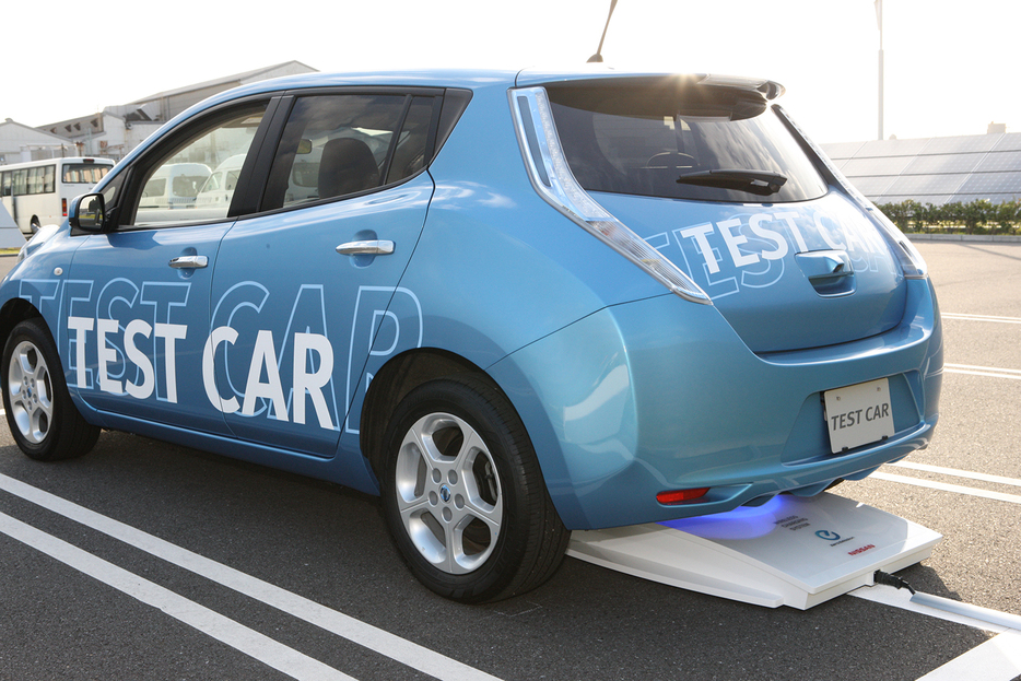 電気自動車における最大の欠点が充電時間の長さだ。これを解消するために、バッテリー交換式やワイヤレス充電式の実験なども行われてきているが、コストの観点などから実用化には至っていない。