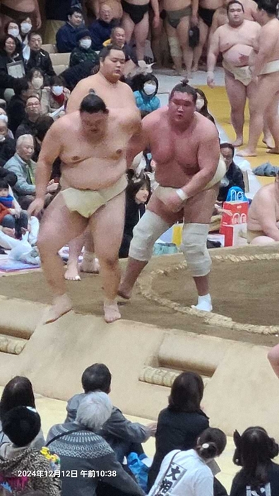 大の里と三番稽古を行う照ノ富士　