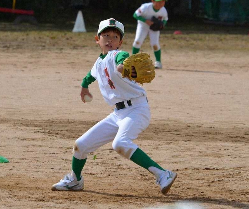 横屋川井少年野球部時代の今朝丸（家族提供）