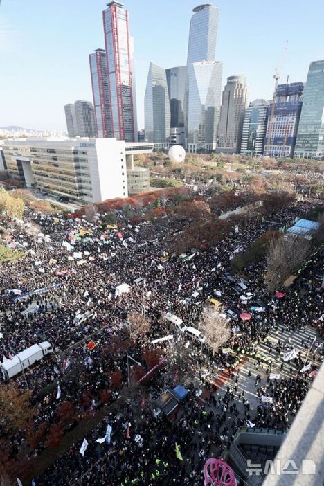 7日午後、ソウル汝矣島（ヨイド）国会前に集まった大勢の市民ら(c)NEWSIS