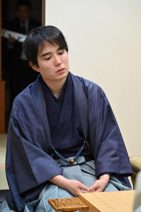 竜王戦7番勝負第6局1日目を終えた佐々木勇気八段（日本将棋連盟提供）