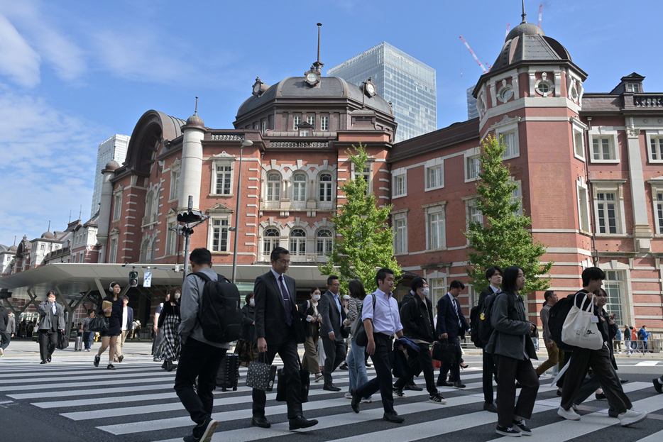 ＪＲ東京駅前の横断歩道を行き交う人たち＝１１月１日、東京都千代田区