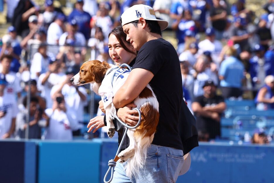 真美子夫人と一緒にデコピンを抱く大谷