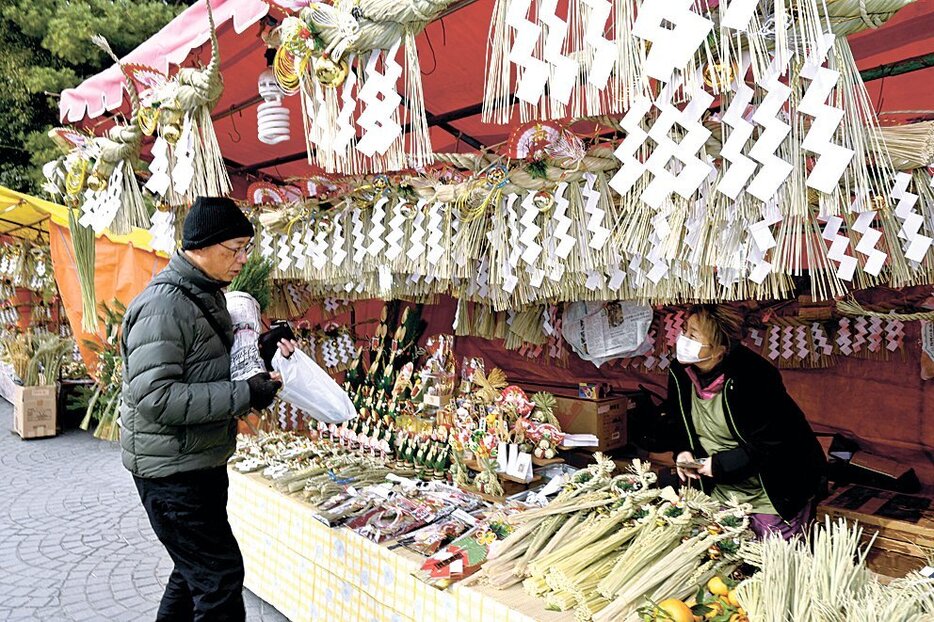 正月飾りや縁起物がずらりと並ぶ「暮れの市」