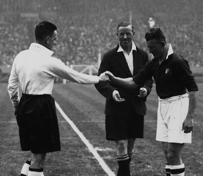 1934年のFAカップ決勝の様子。マンチェスター・シティ、ポーツマスともにアンブロのユニフォームを着用