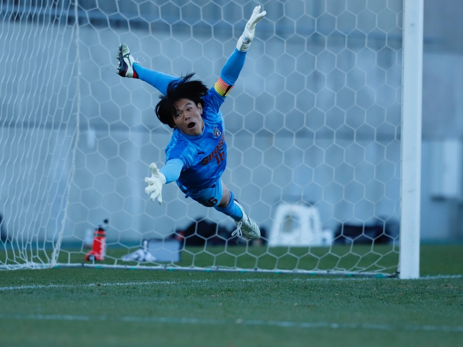 PKに食らいつくGK針生東(3年=A.C AZZURRI)(HIGH SCHOOL SOCCER YEARBOOK)