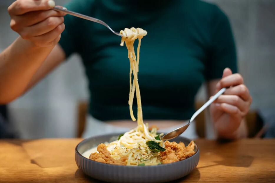 パスタは、食べ過ぎに注意しなければならない炭水化物食品の代表格。photography: hxyume / Getty Images