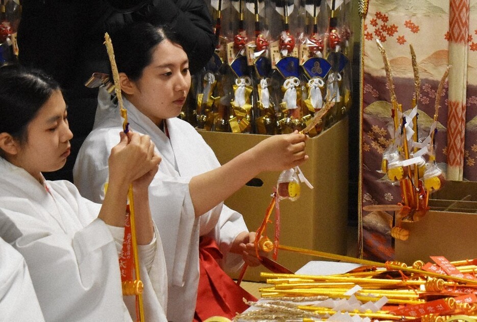 正月の縁起物の準備をするみこたち＝福岡市博多区の櫛田神社で２０２４年１２月１０日午前１０時１０分、平川昌範撮影