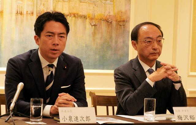 記者会見する自民党神奈川県連の小泉進次郎会長と梅沢裕之幹事長=2024年12月22日、横浜市西区、増田勇介撮影