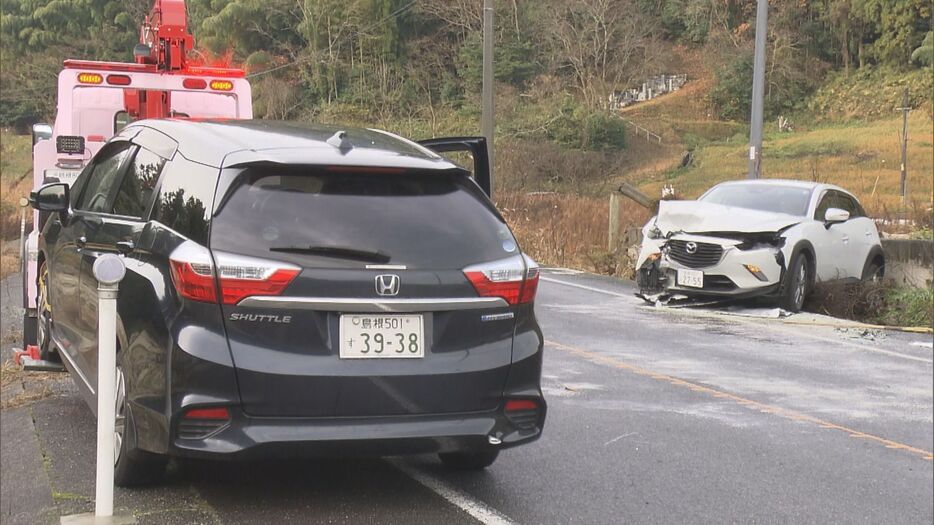 車5台が絡む事故で2人軽傷　路面の凍結でスリップしたか