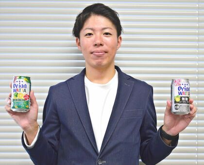 「特別な夜を」と呼びかけるオリオンビールの長久圭佑主任＝沖縄タイムス社