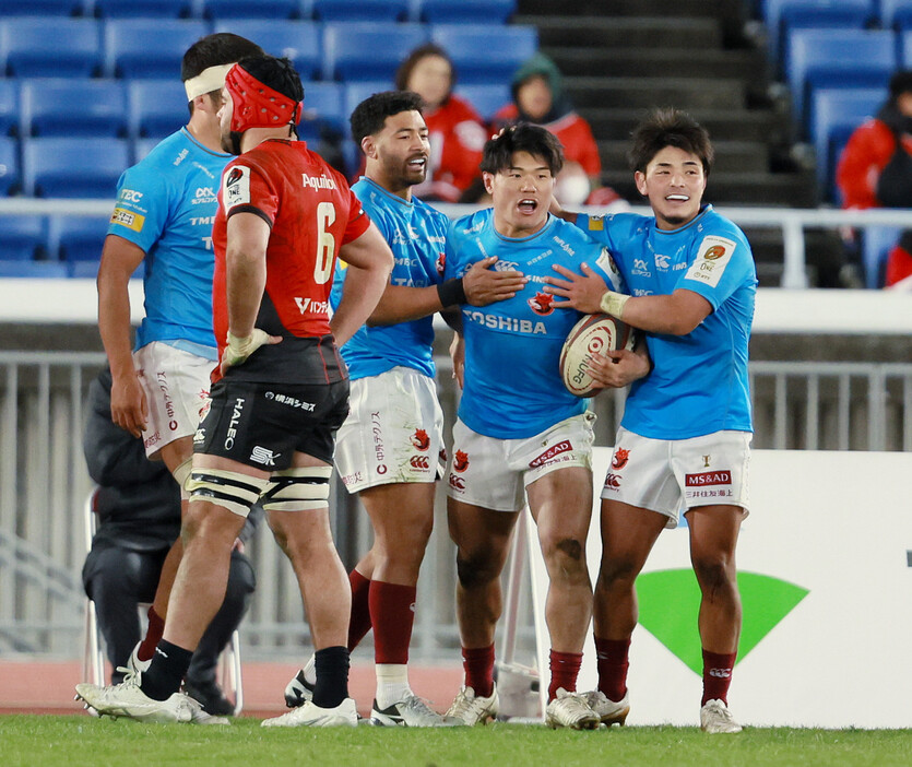 ラグビーリーグワン・横浜―ＢＬ東京。後半、勝ち越しトライを決め、モウンガ（右から３人目）らに祝福されるＢＬ東京の真野（同２人目）＝２２日、神奈川・日産スタジアム