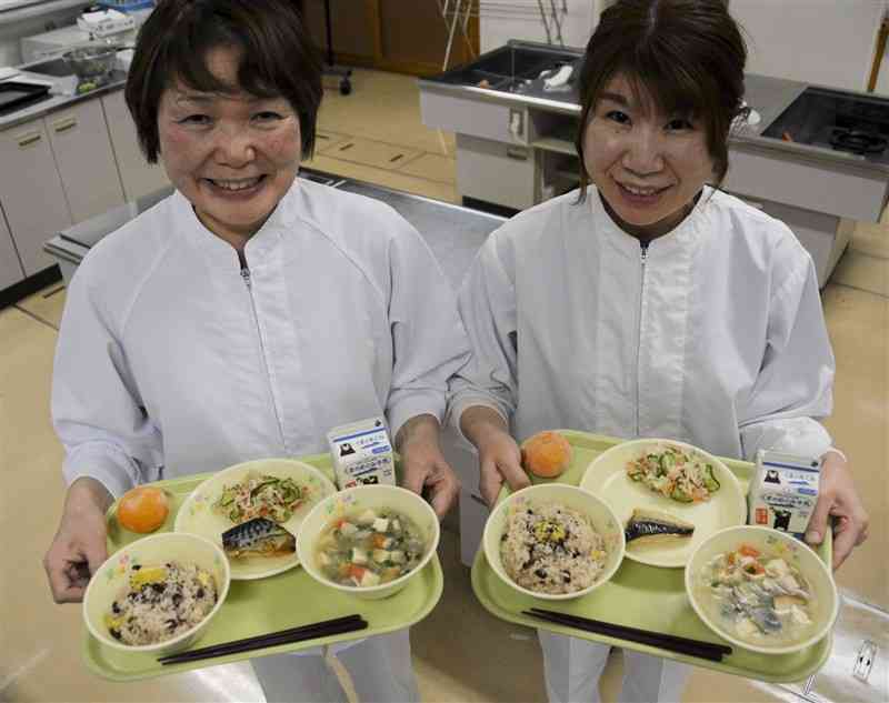 地域の食材を生かした献立を考案した冨永明希江さん（右）と垣下美千代さん＝11月19日、錦町