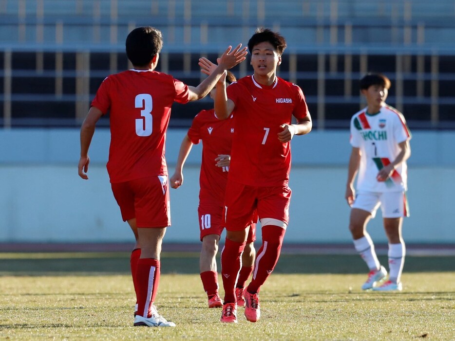 決勝点を奪った東福岡高MF稗田幹男(3年)(写真協力『高校サッカー年鑑』)(HIGH SCHOOL SOCCER YEARBOOK)