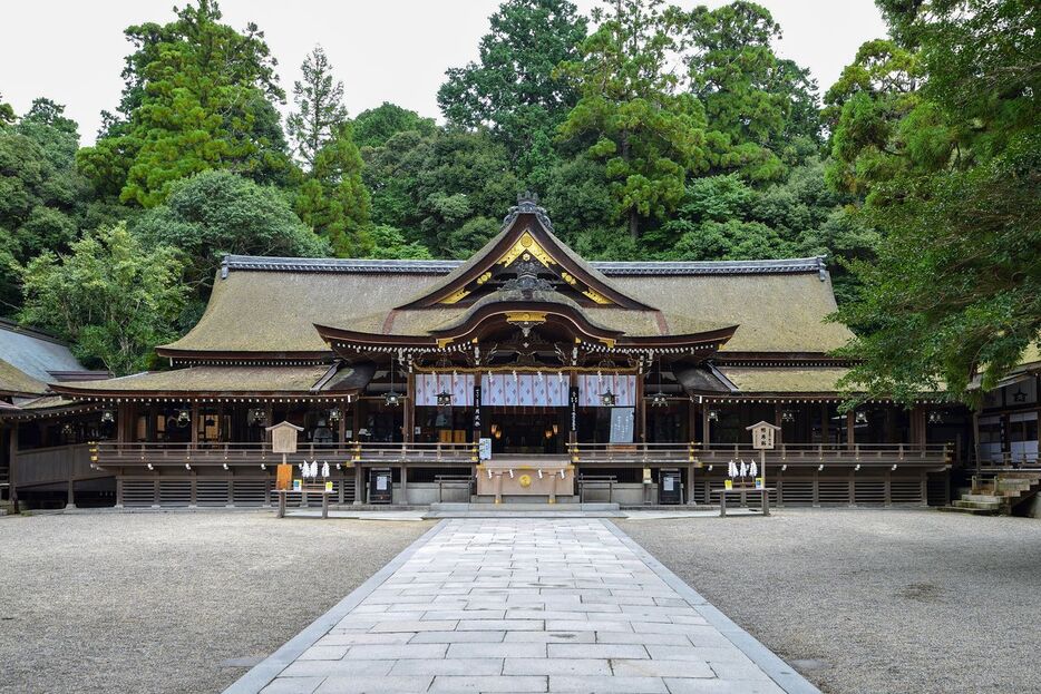 17世紀再建の拝殿は重要文化財。本殿はなく、神体山を遥拝（ようはい）する　大神神社提供