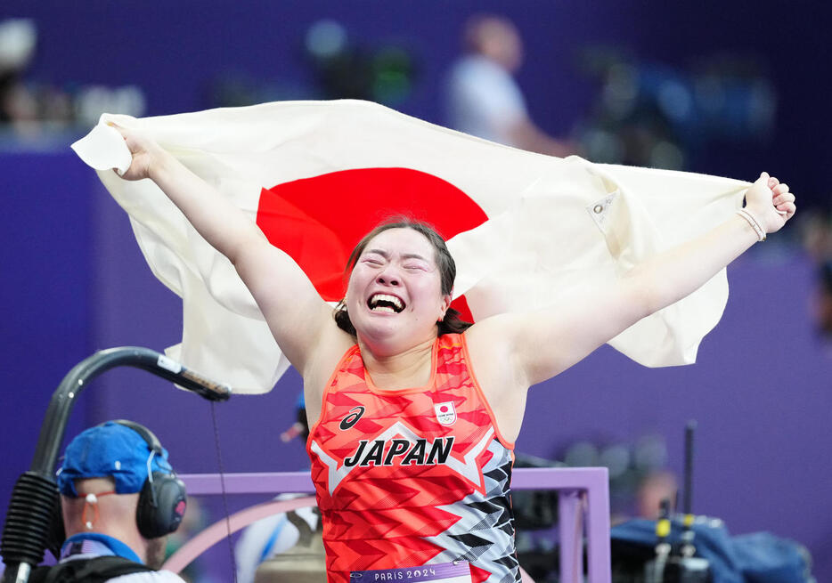 パリ五輪　女子やり投げで優勝し歓喜する北口榛花（2024年8月10日撮影）