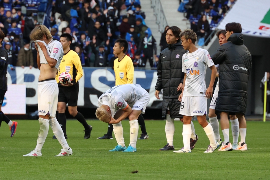 審判団およびG大阪の選手との握手を終えた佐々木は、こらえ切れなくなったように涙を流した（写真◎石倉利英）