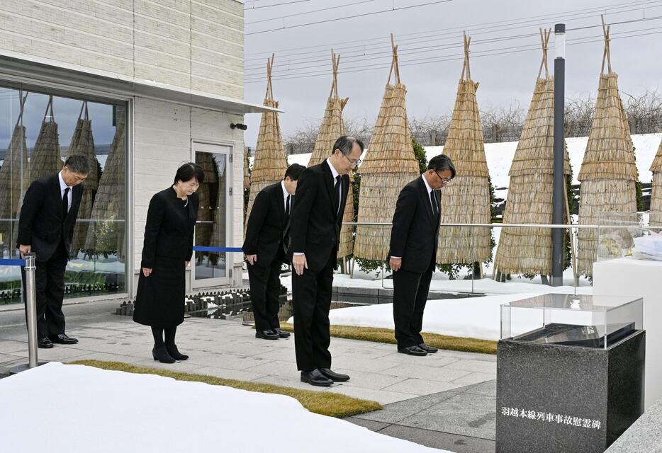 羽越線脱線事故の追悼式典で、黙とうするJR東日本の喜勢陽一社長（右端）ら＝25日午前、山形県庄内町