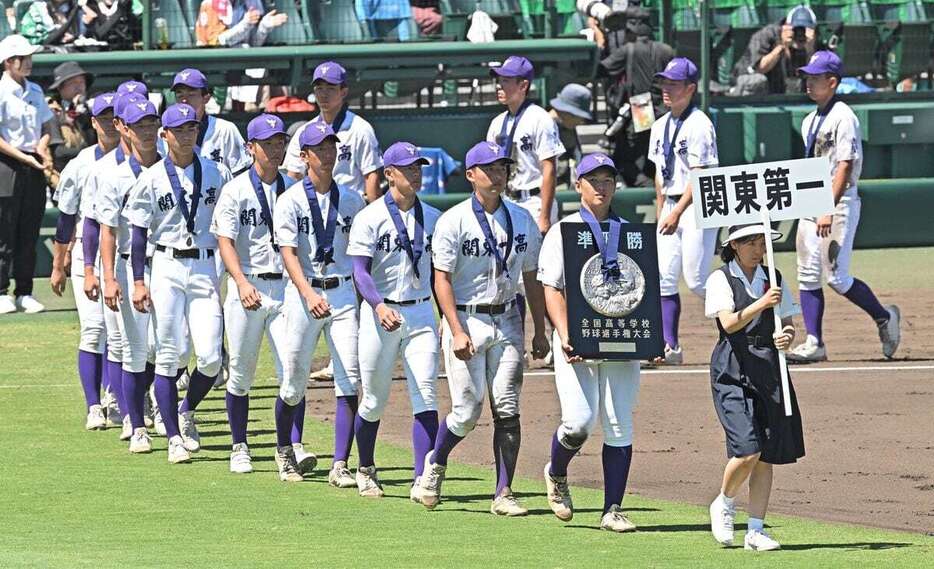 閉会式で場内を一周する関東第一ナイン＝８月23日、甲子園球場（根本成撮影）