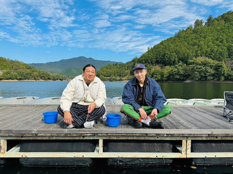 奈良・吉野町を訪れるロバート秋山と柄本佑