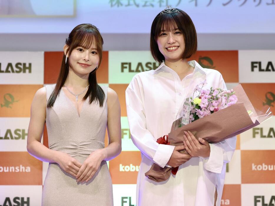 ミスFLASH2024グランプリの遠藤まめ（左）と写真に納まる2025グランプリのMAHO（撮影・河田真司）